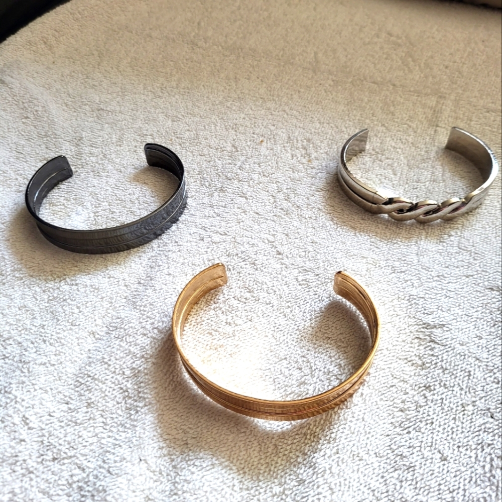 Set of 3 metal cuff bracelets